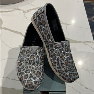 Tom’s classic silver glitter cheetah print 6.5 like new